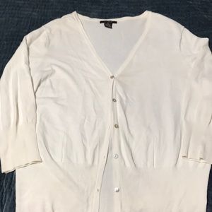 Light weight ivory cardigan w she’ll buttons, crepe knit